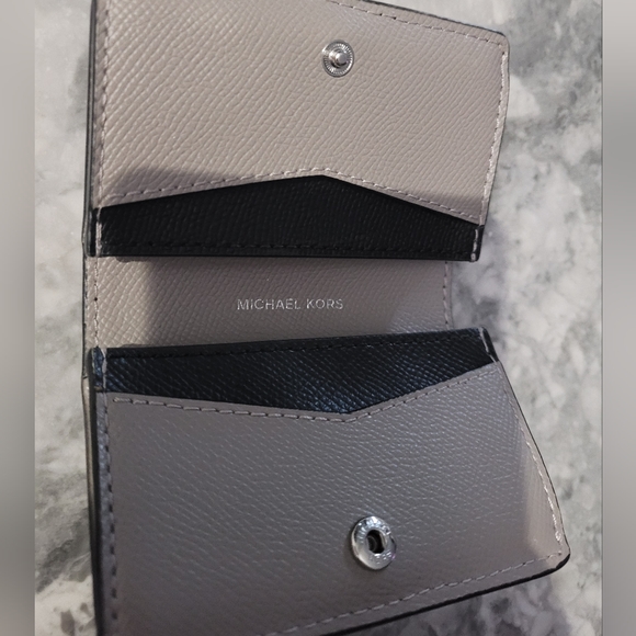 Michael Kors Small Two-Tone Crossgrain Jet Set Leather Wallet - Picture 7 of 8